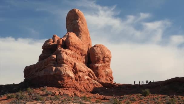 Hikers at turret arch — Stock Video