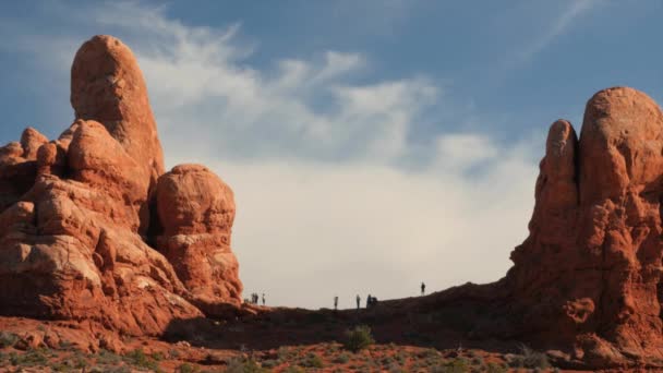 Hikers near turret arch — Stock Video