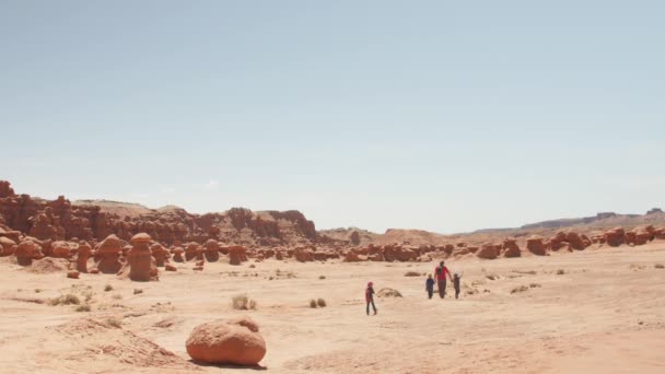 Turistika v Goblin Valley State Park — Stock video