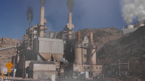 Дымовые трубы на угольной фабрике — стоковое видео