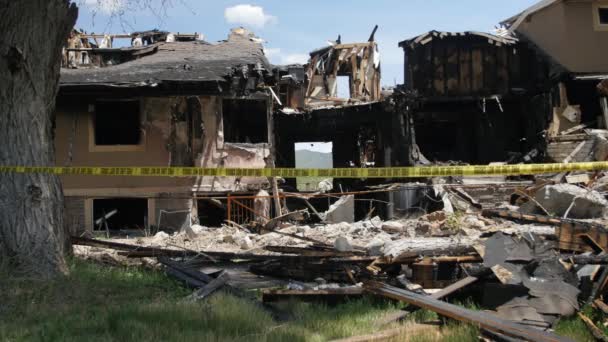 大的火灾后的房子 — 图库视频影像