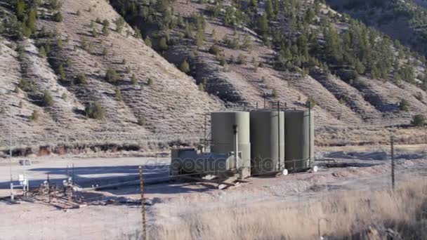 Plataforma industrial de bombeo de aceite de pozo — Vídeos de Stock