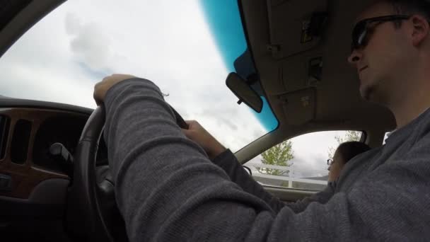 Homem e mulher dirigindo um veículo — Vídeo de Stock