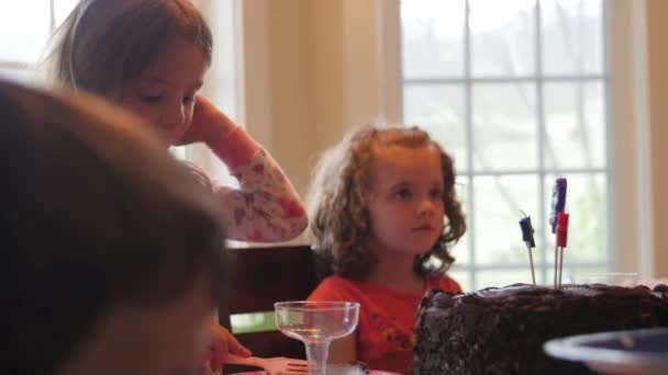 Kinderen op een verjaardagsfeestje eten chocolade taart — Stockvideo