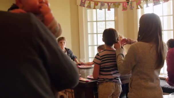 Niños en una fiesta de cumpleaños — Vídeos de Stock