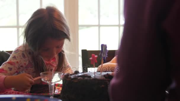 Bambini alla festa di compleanno mangiare torta al cioccolato — Video Stock