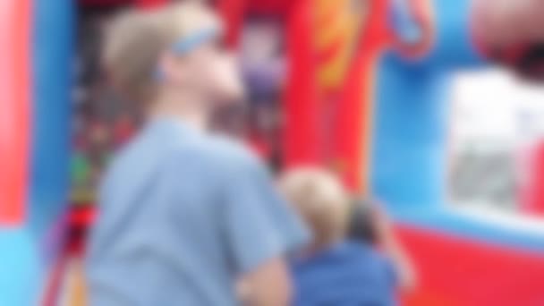 Kinder haben Spaß beim Dorffest — Stockvideo