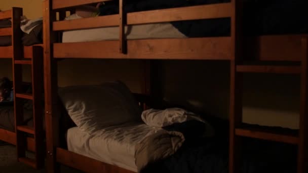 Kinderen in het stapelbed slaapkamer — Stockvideo