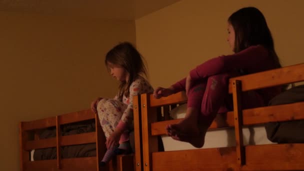 Kids Luister naar opa een verhaal vertellen — Stockvideo