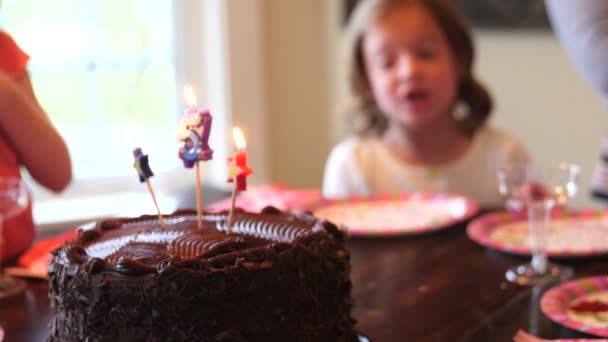 Niños cantando feliz cumpleaños alrededor de un pastel — Vídeo de stock