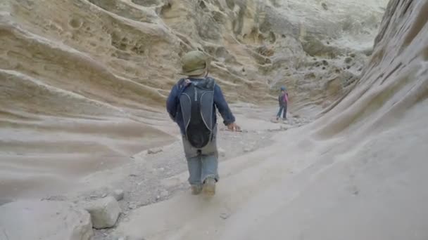 Kids with hydration packs hiking slot canyon — Stock Video