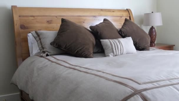 Letto king size in una camera d'albergo — Video Stock