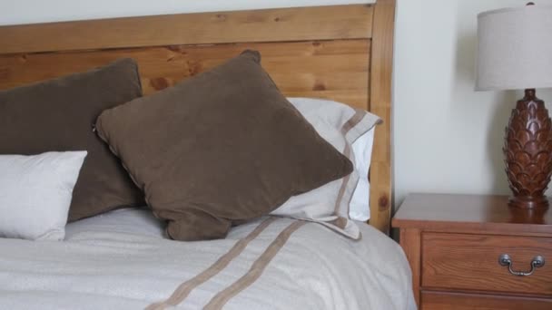 Großes Bett im Hotelzimmer — Stockvideo
