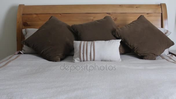 Красивая двуспальная кровать — стоковое видео