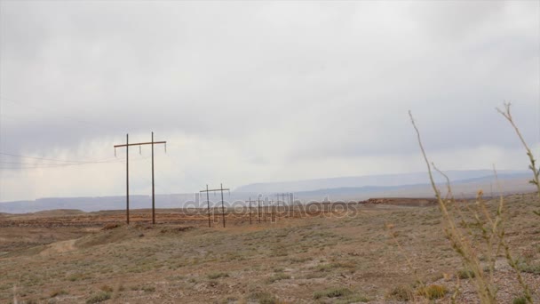 Pali telefonici che attraversano il deserto — Video Stock