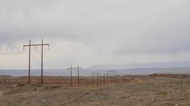 Pali telefonici che attraversano il deserto — Video Stock