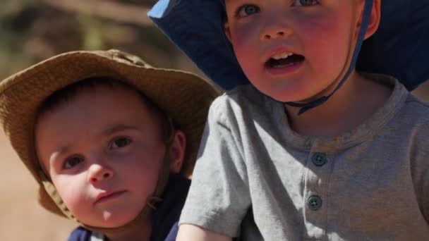 Malé chlapce climing skály v poušti — Stock video