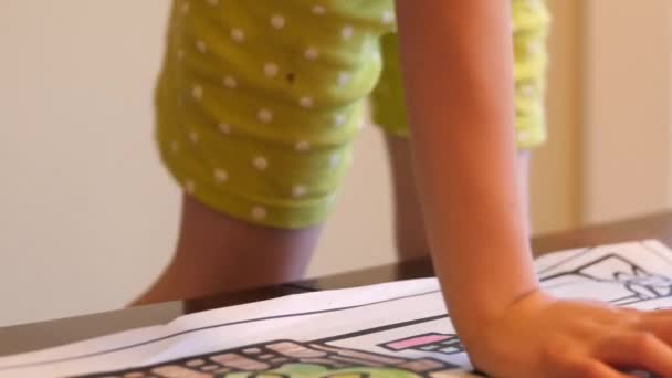 Fille coloriage dans son livre de coloriage — Video