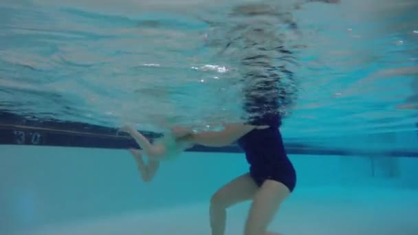 Lány játszik medence anya — Stock videók