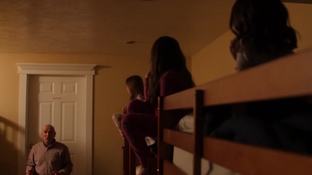 Дети на двухъярусных кроватях слушать историю от дедушки — стоковое видео