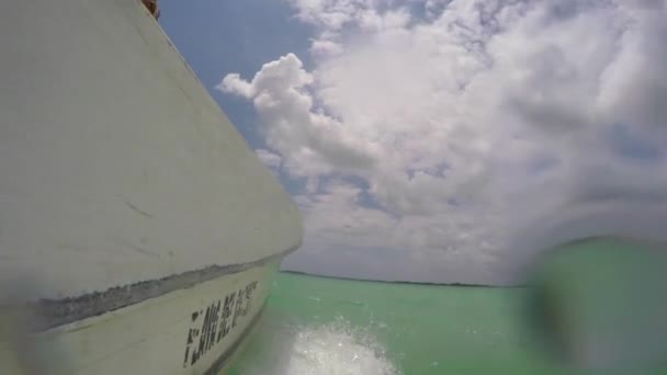 Boat moving through caribbean ocean — Stock Video