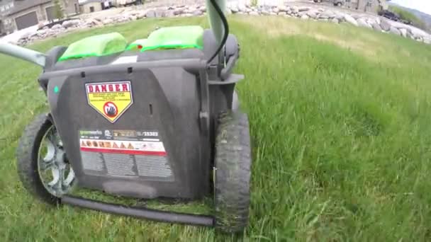 用电动割草机修剪草坪 — 图库视频影像