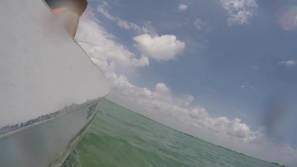 Personas montando en un barco a motor en el océano — Vídeos de Stock