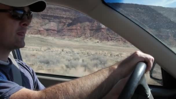 Voiture conduite à travers le parc national — Video