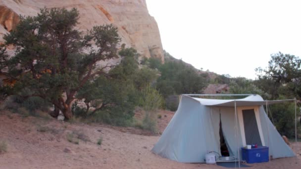 Homem entra na tenda de acampamento no deserto — Vídeo de Stock