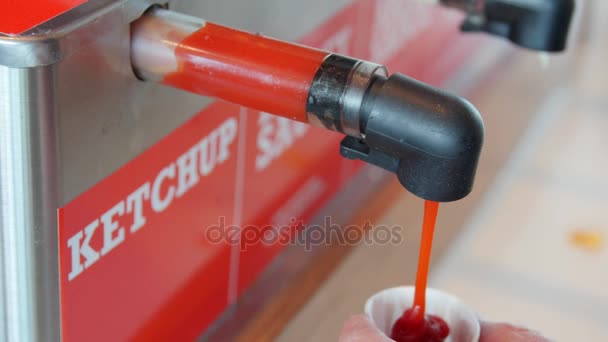 Man gets ketchup out of a dispenser — Stock Video