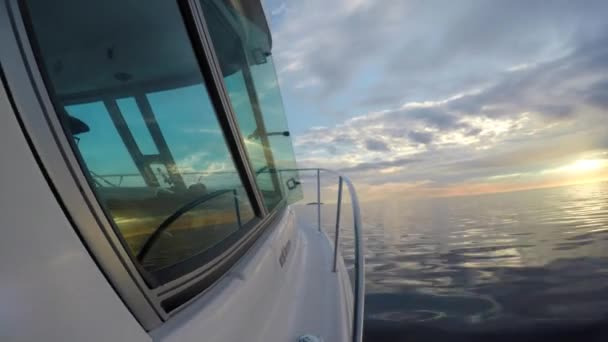 Mann auf Boot auf dem Ozean bei Sonnenuntergang — Stockvideo