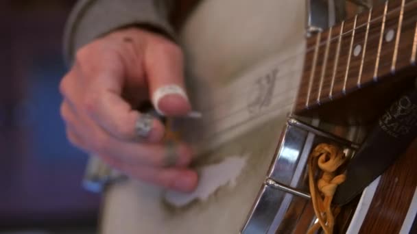 Muž si hraje na banjo v kapele — Stock video