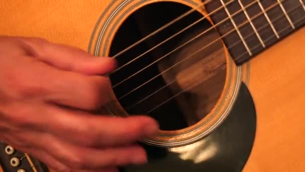 Mann spielt Gitarre — Stockvideo