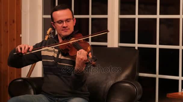 Hombre tocando el violín en la banda familiar — Vídeo de stock