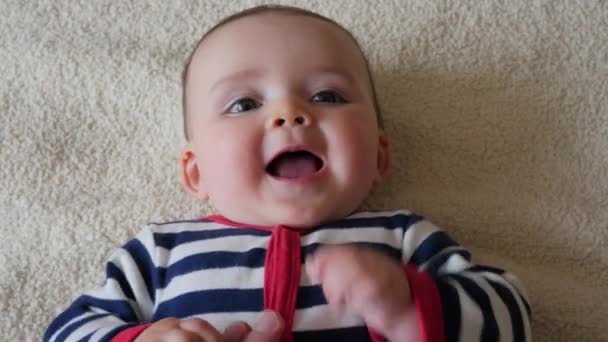 Man plays with happy baby on the floor — Stock Video