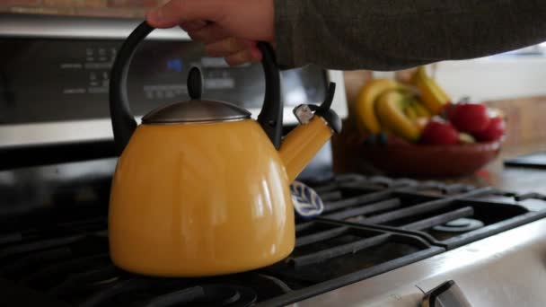 Hervidor de té amarillo en la estufa — Vídeo de stock