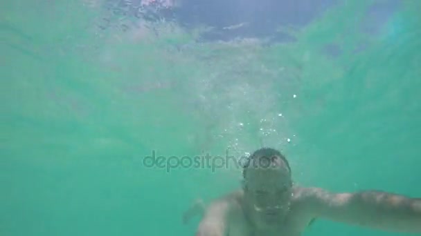 Homme nageant dans l'eau de l'océan des Caraïbes — Video