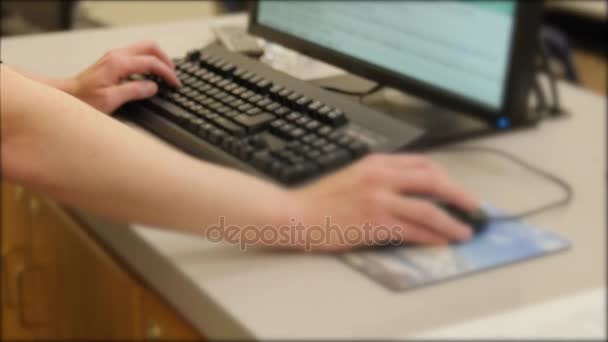 El hombre usa el teclado de la computadora en el laboratorio — Vídeos de Stock