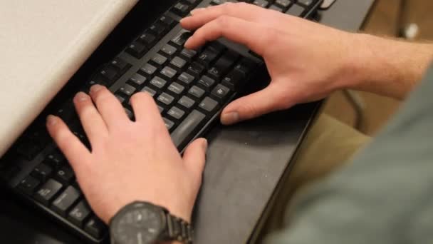 Man typen op een toetsenbord van de computer — Stockvideo