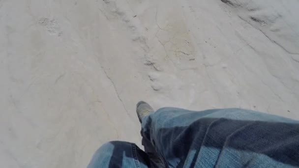 Mans pernas andando em Goblin Valley — Vídeo de Stock