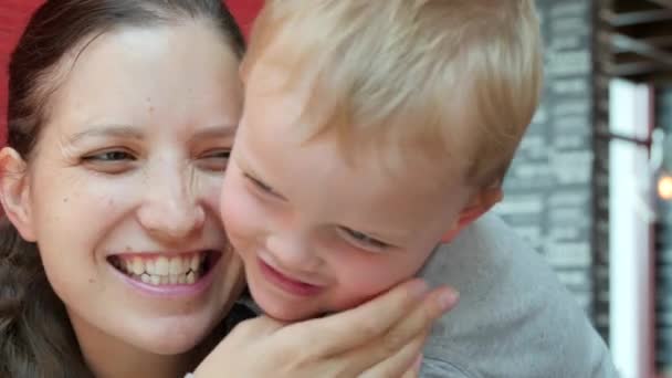 Mamma och pojke på snabbmatsrestaurang — Stockvideo