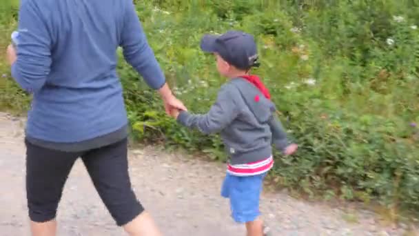 Madre y niño caminan por el sendero del horizonte — Vídeos de Stock