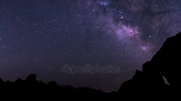 Via Láctea timelapse sobre o arco da janela sul — Vídeo de Stock