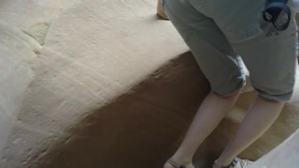 Madre y un recién nacido caminando por un cañón de tragaperras — Vídeos de Stock