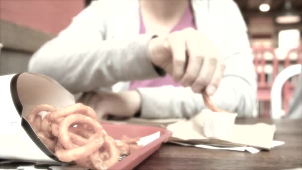 Mother and child at a fast food restaurant — Stock Video