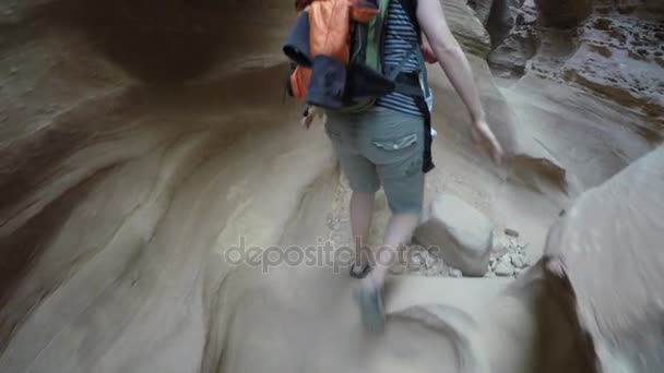 Mother and newborn hiking along canyon — Stock Video