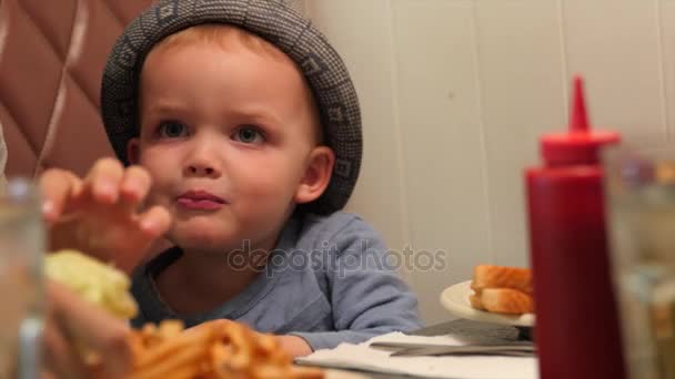 Mother and toddler at diner cafe — Stock Video