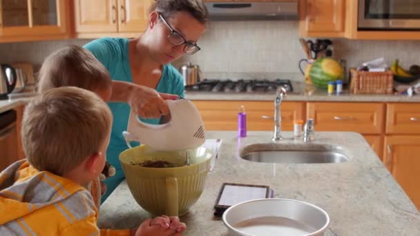 Мати робить торт з маленькими хлопчиками — стокове відео