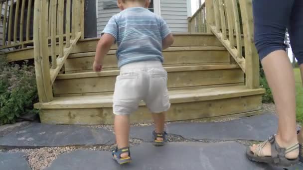 Mamma går uppför trappor med pojke — Stockvideo