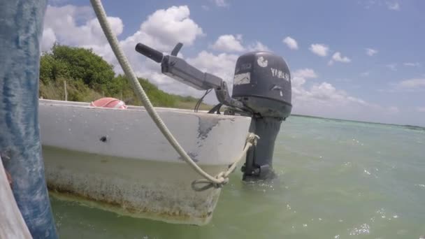 Моторная лодка на причале тропического океана — стоковое видео